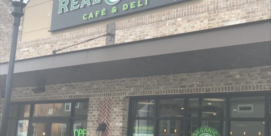 Exterior de la cafetería y charcutería Real Subs
